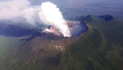 Luftansicht Vulkan Mount Nyiragongo  (MONUSCO/Neil Wetmore)  CC BY-SA 
Información sobre la licencia en 'Verificación de las fuentes de la imagen'